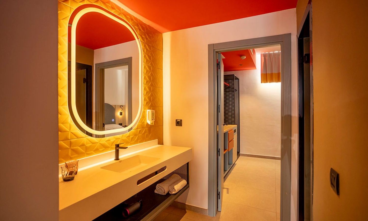 rooms-the-loop-suite-pool-view