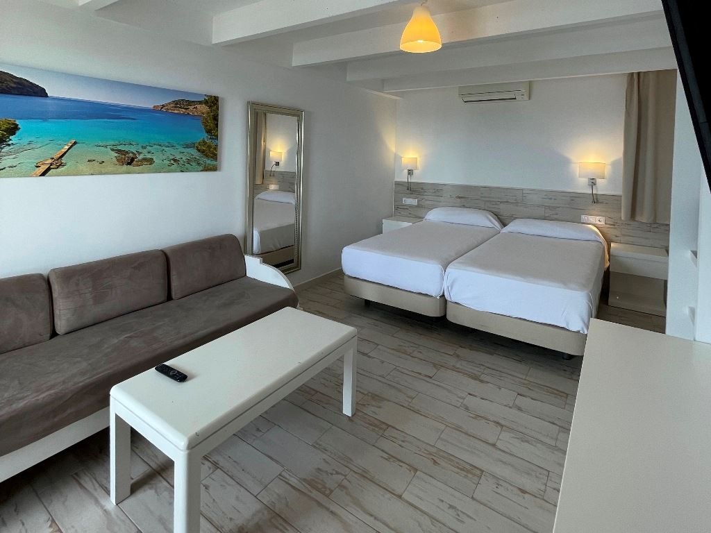 rooms-bw--bungalow-superior-balcony-or-terrace