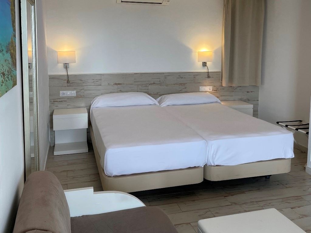 rooms-bw--bungalow-superior-balcony-or-terrace