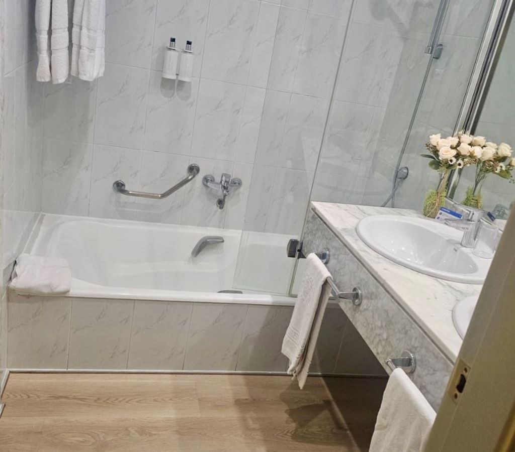 rooms-twin-room-superior-with-balcony-or-terrace