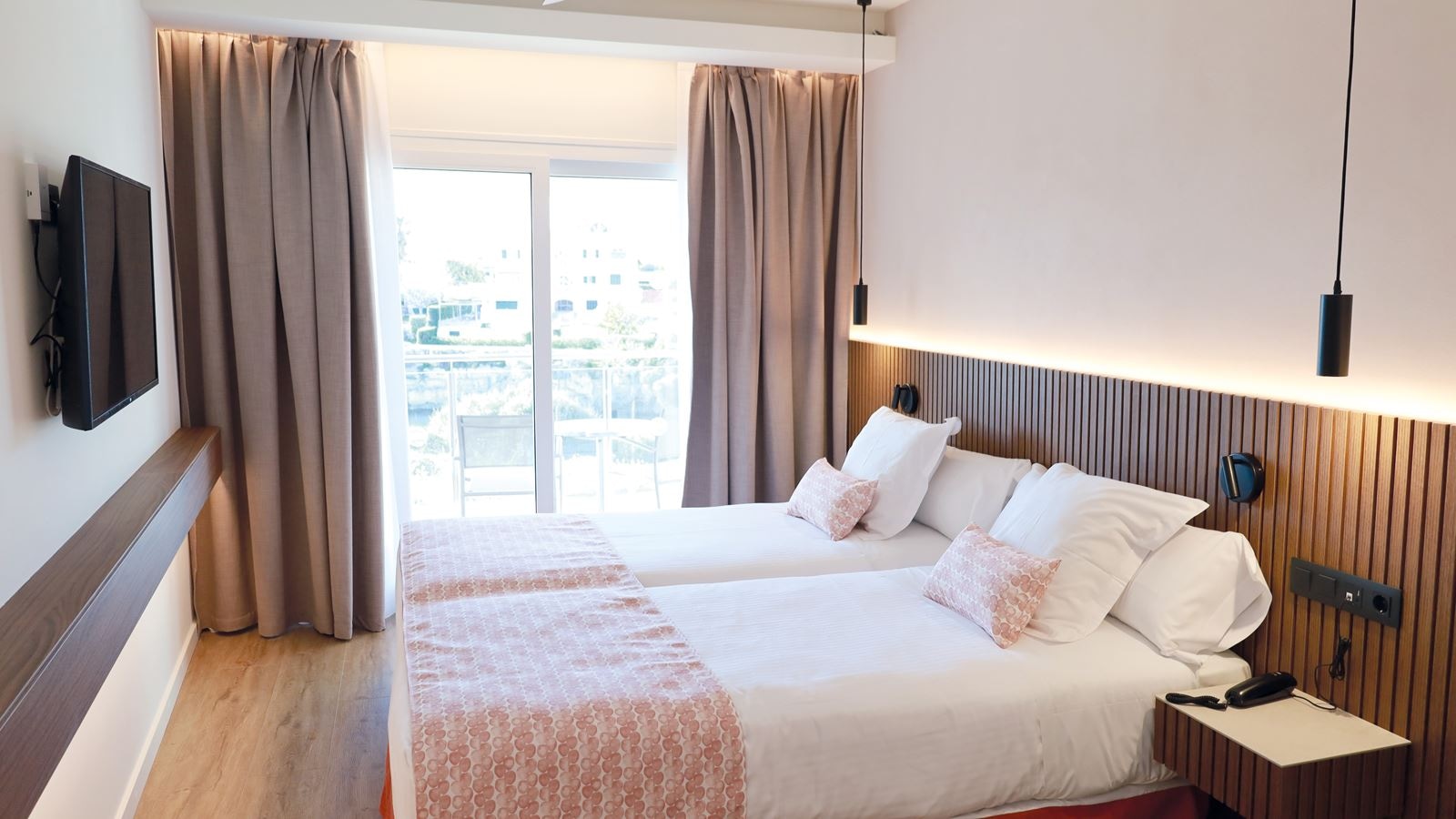 rooms-twin-standard-balcony-or-terrace