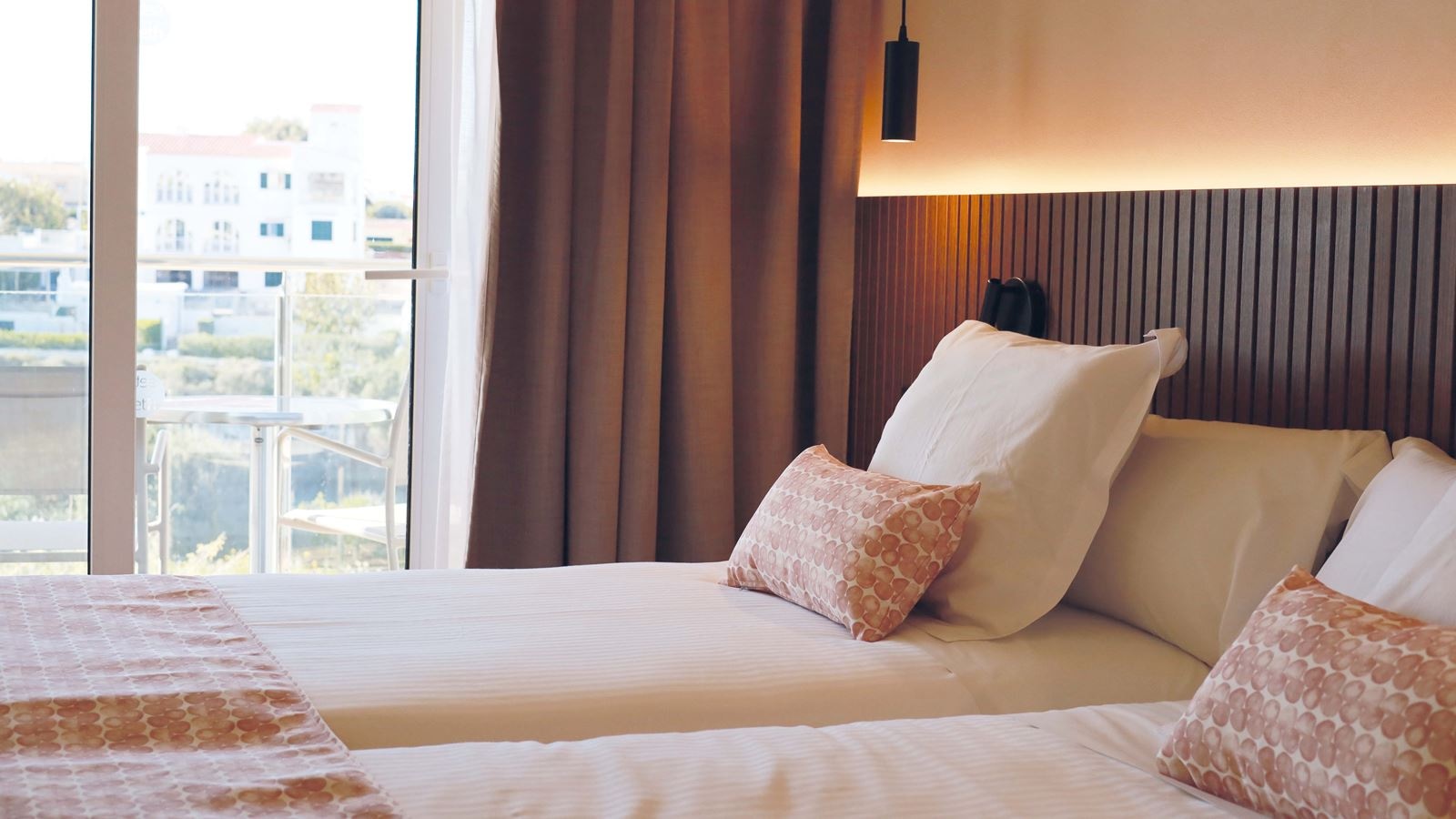 rooms-twin-sea-view-balcony-or-terrace