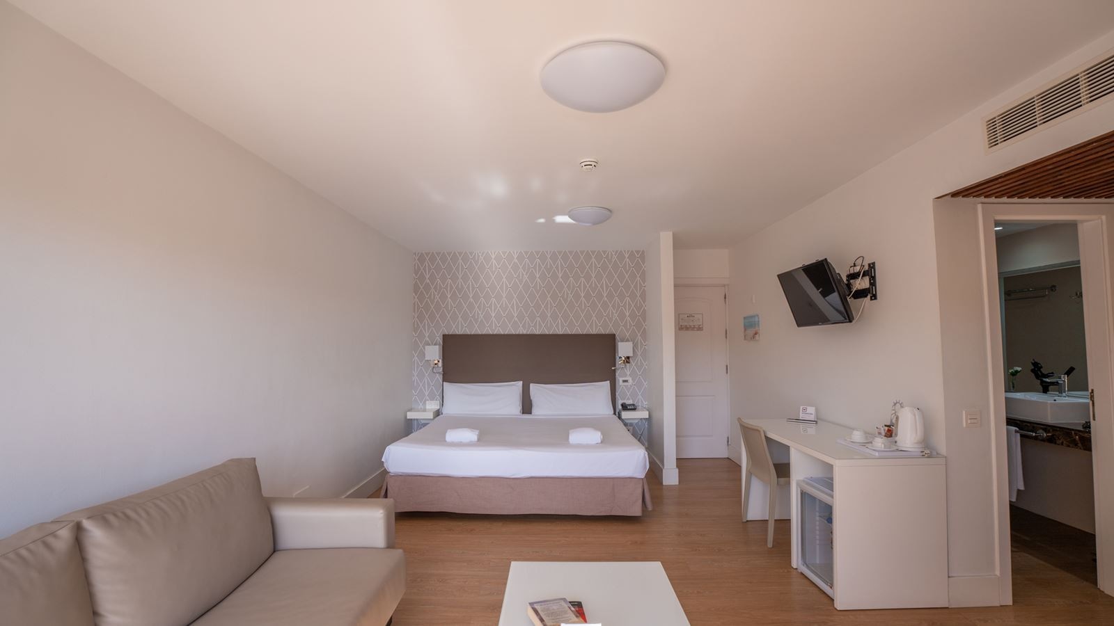 rooms-double-room-balcony-or-terrace