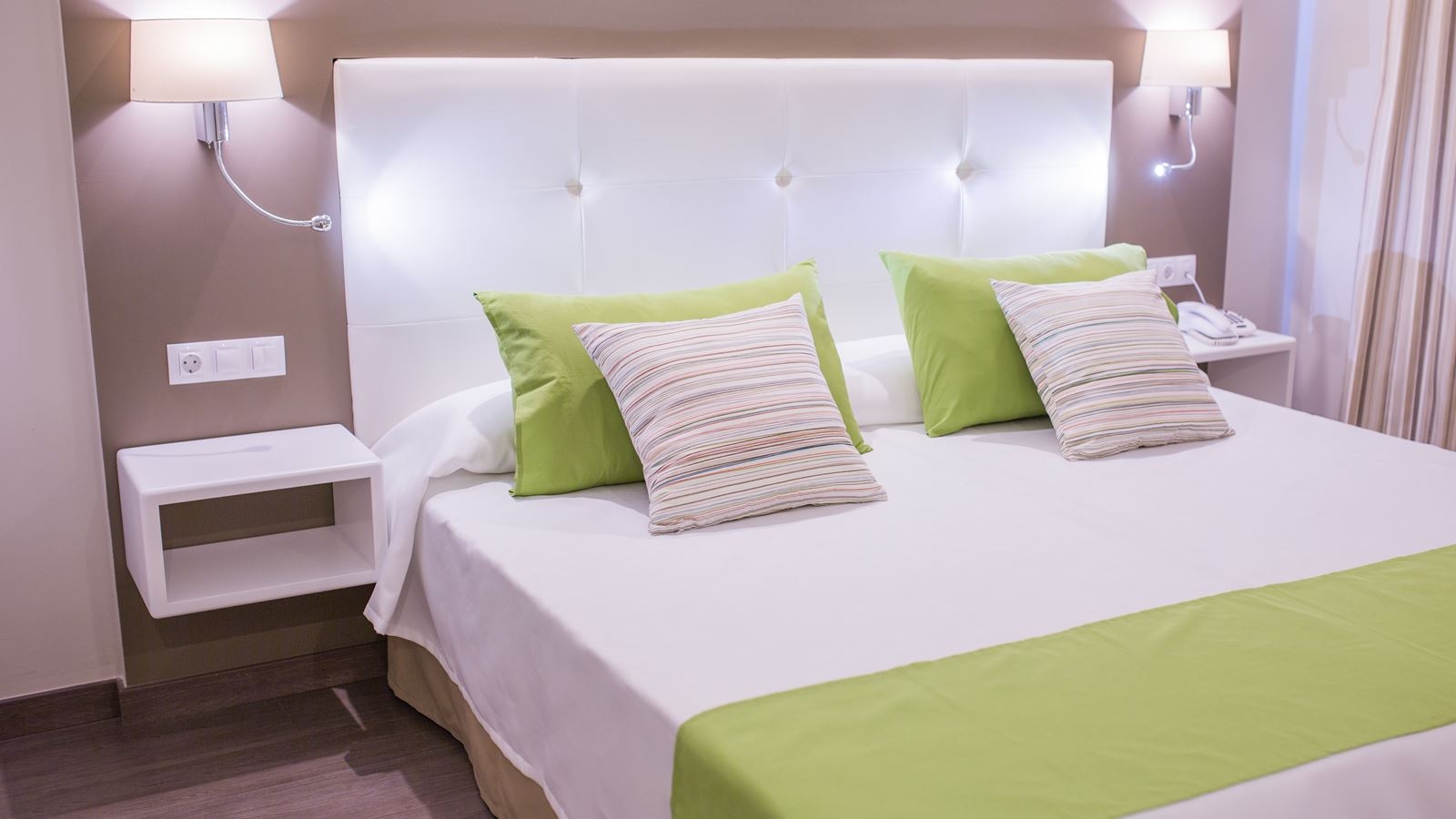 rooms-superior-street-view