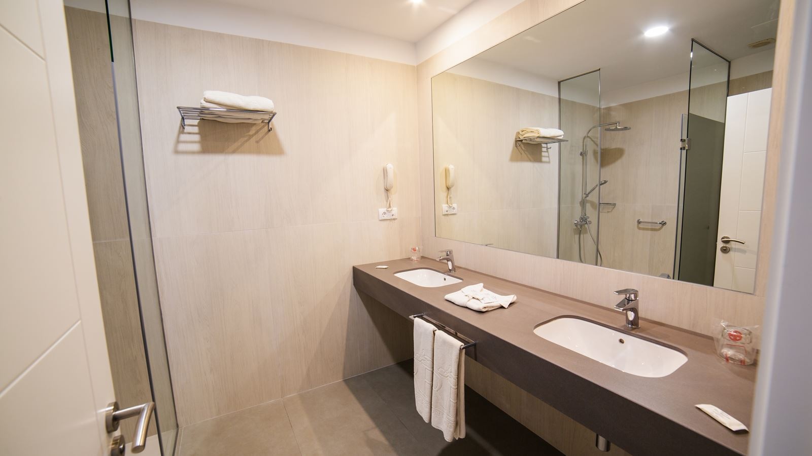 rooms-superior-street-view