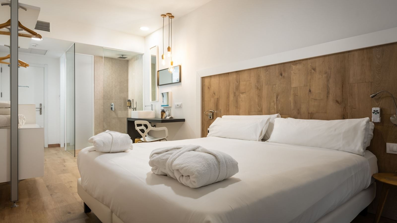 rooms-marina-chic-room