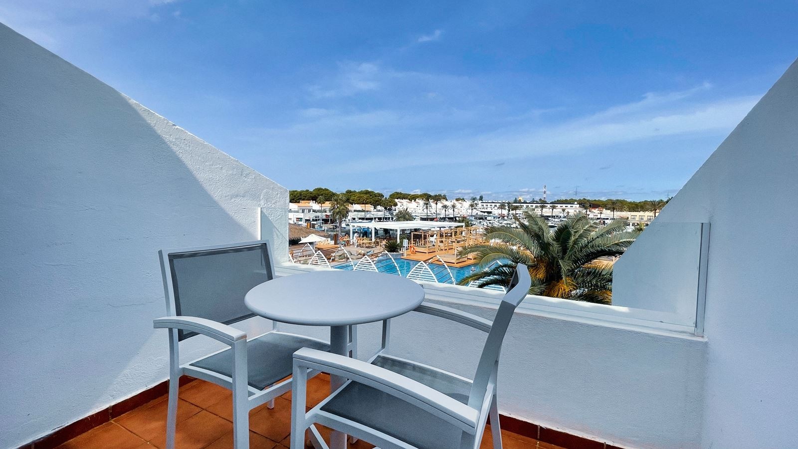 rooms-suite-poolview