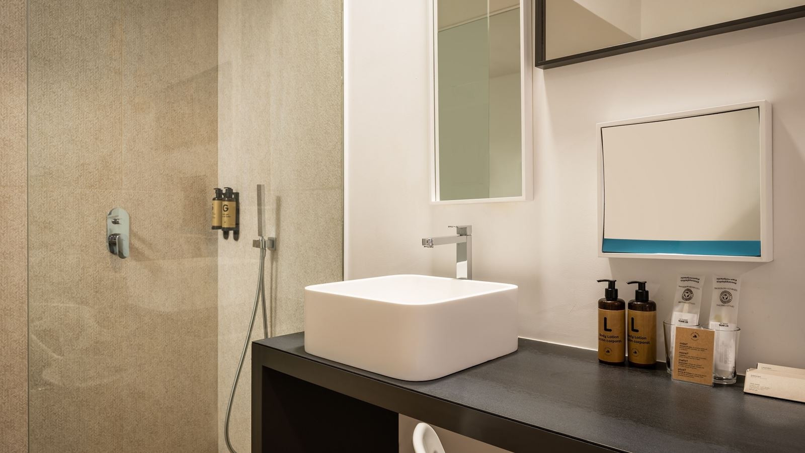 rooms-marina-chic-room