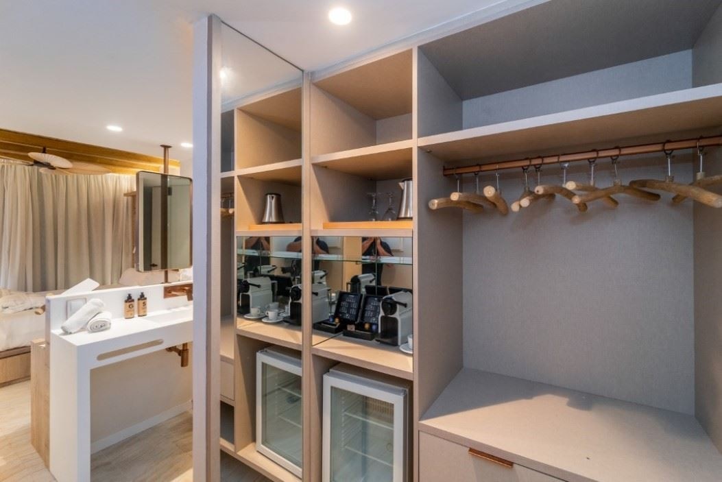 rooms-pool-view-room