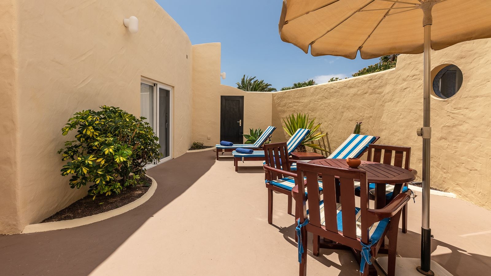 rooms-senior-suite-whit-terrace-ssui