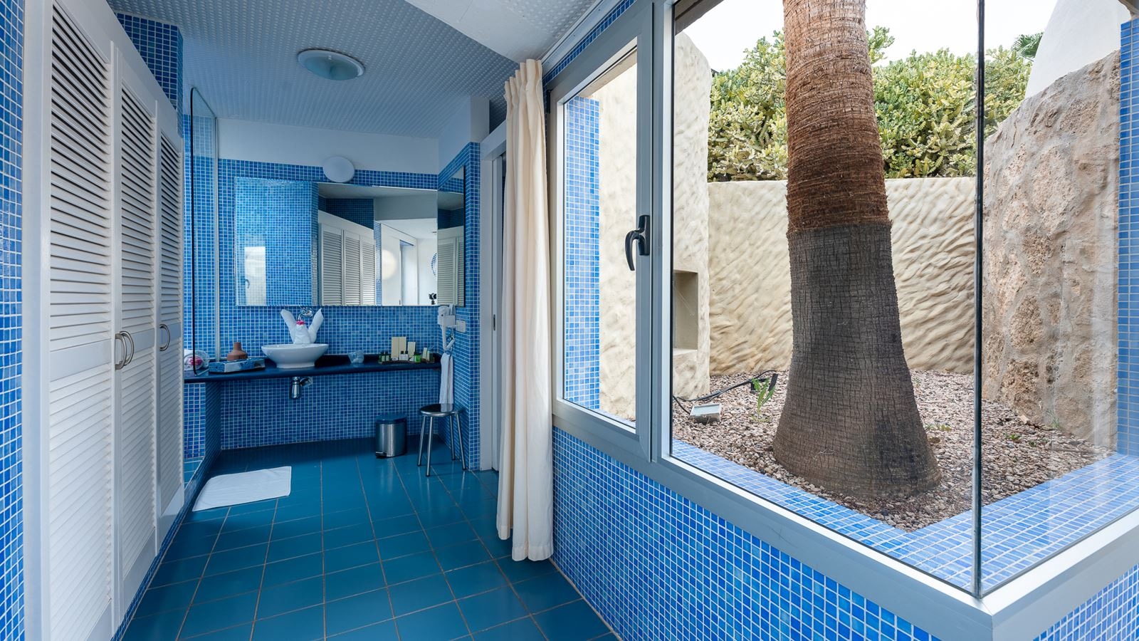 rooms-senior-suite-whit-terrace-ssui