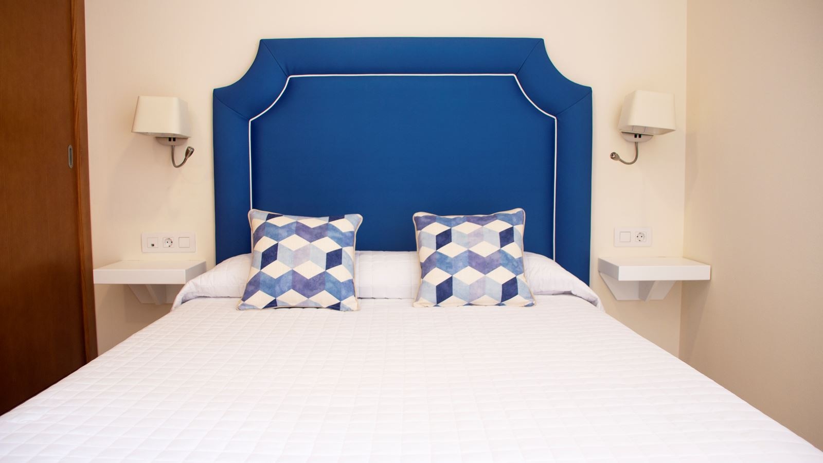 rooms-apartment-seaview-balcony-or-terrace