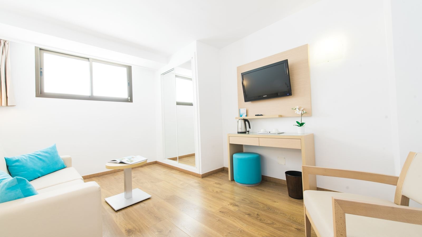 rooms-smart-suite-balcony-or-terrace