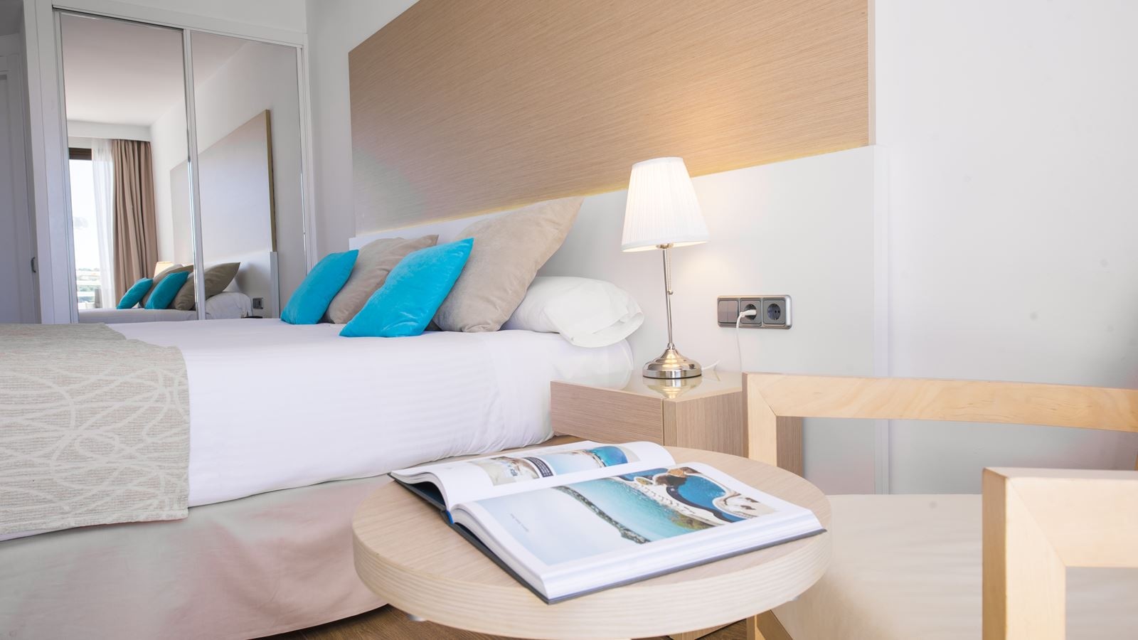 rooms-smart-suite-balcony-or-terrace