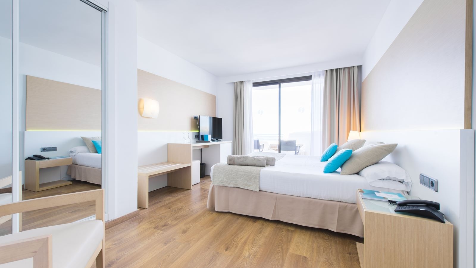 rooms-suite-sea-view-balcony-or-terrace