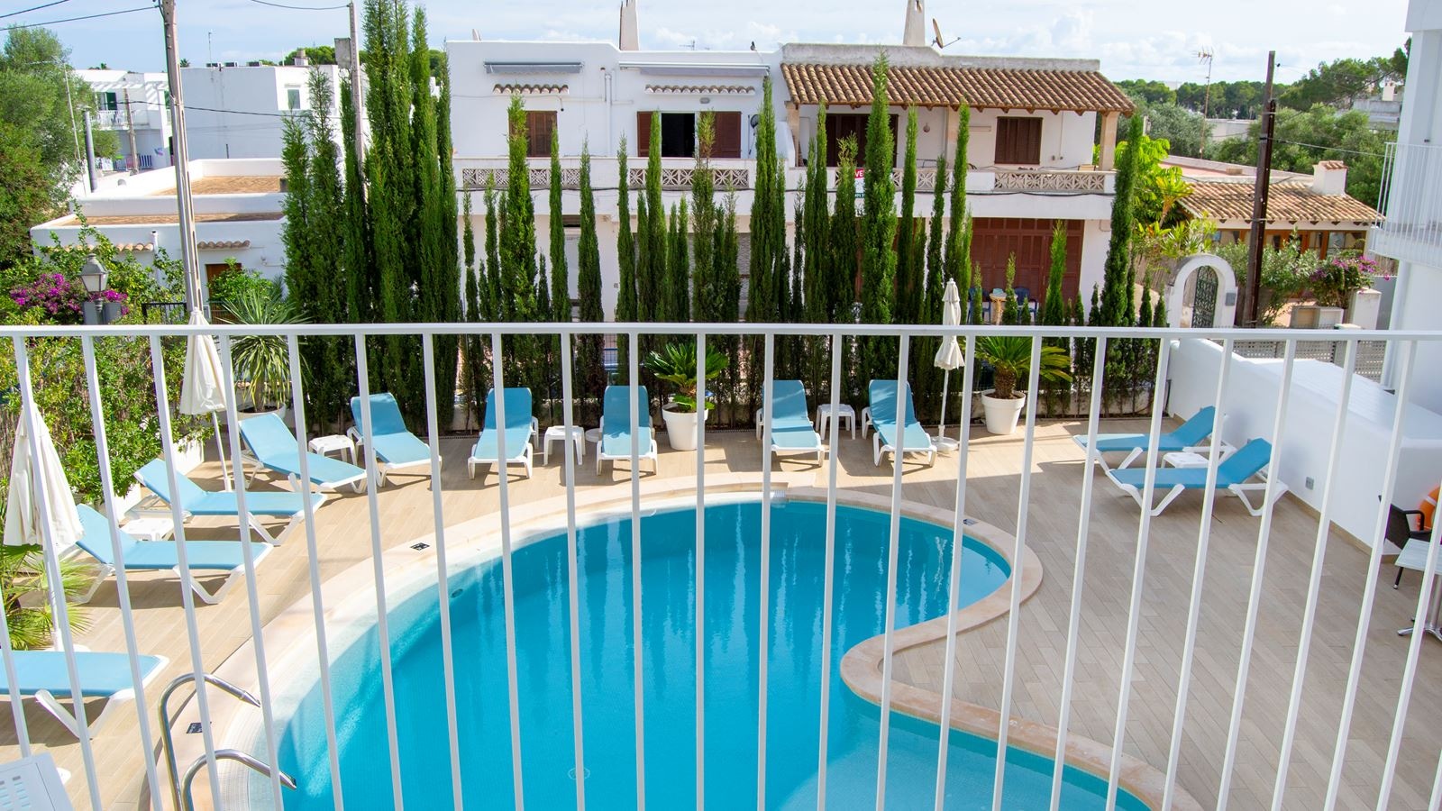 rooms-double-pool-view