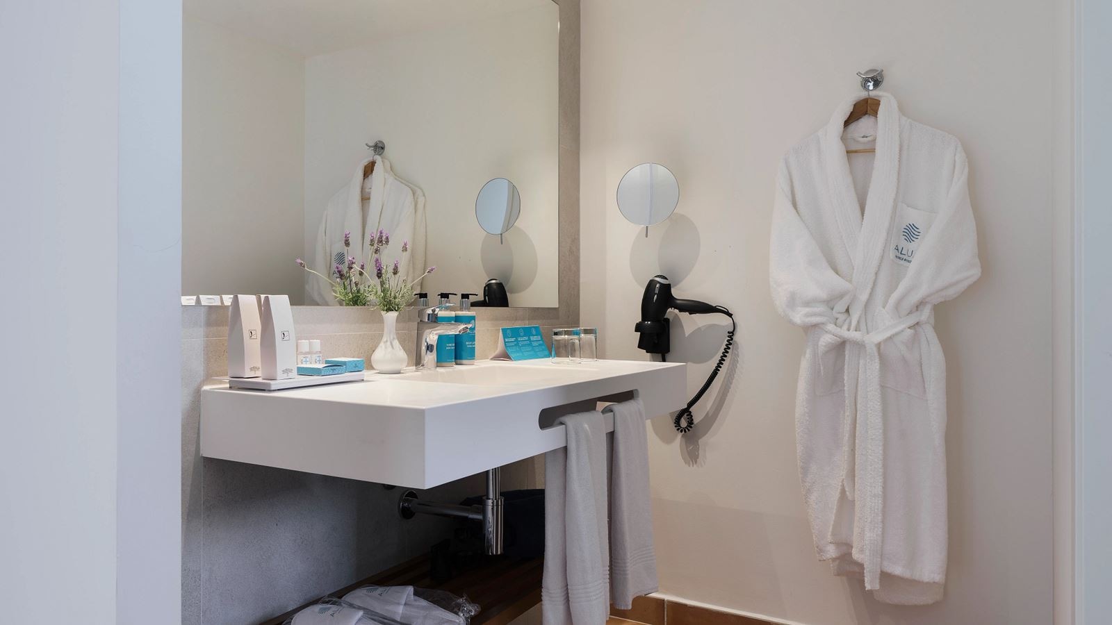 rooms-my-favorite-club-suite-swim-up-seaview