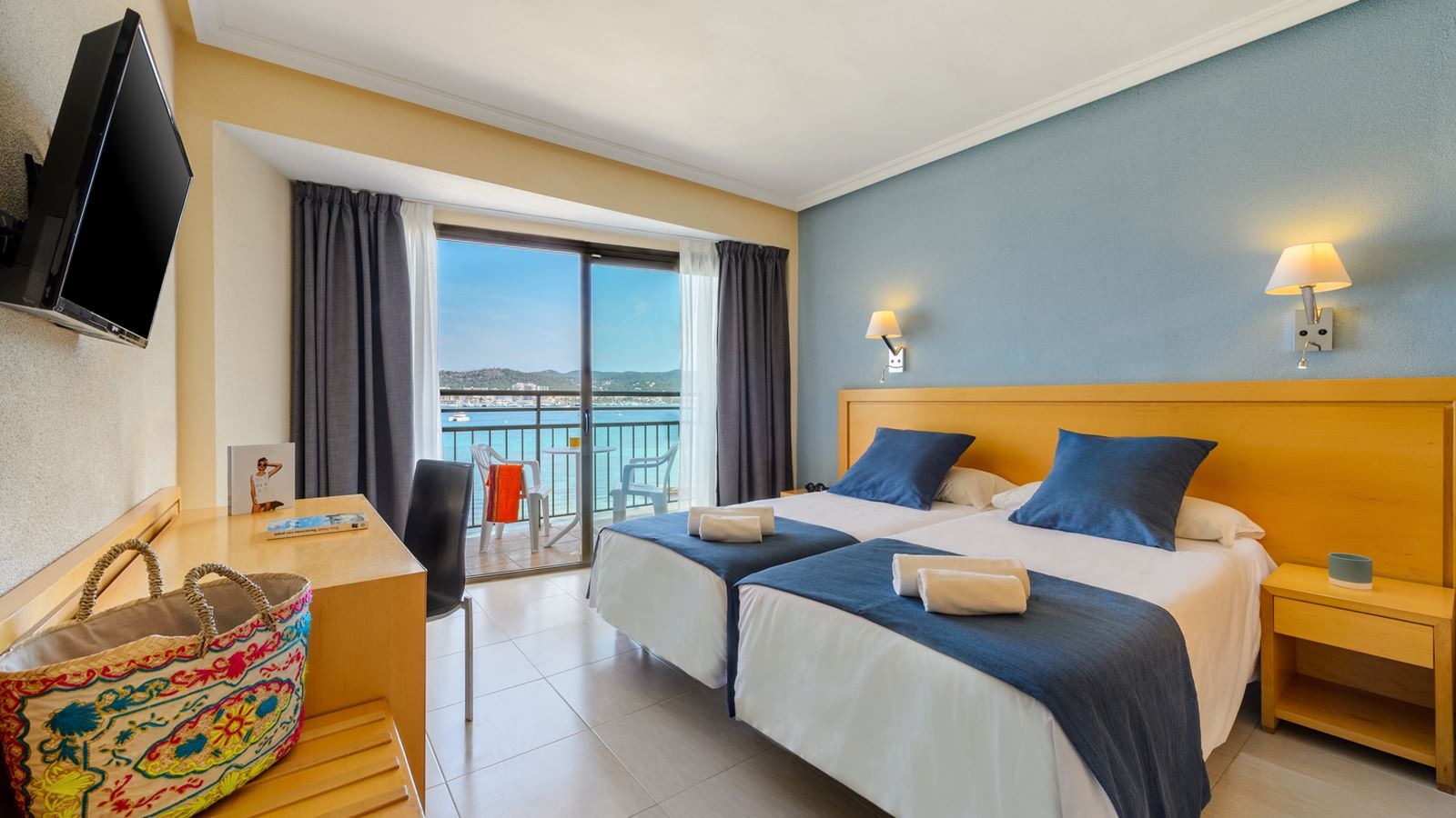 rooms-twin-room-sea-view-balcony-or-terrace