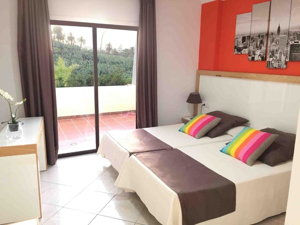 rooms-apartment-standard-lateral-sea-view-balcony-or-terrace