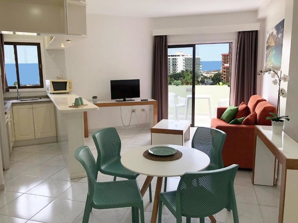 rooms-apartment-standard-lateral-sea-view-balcony-or-terrace