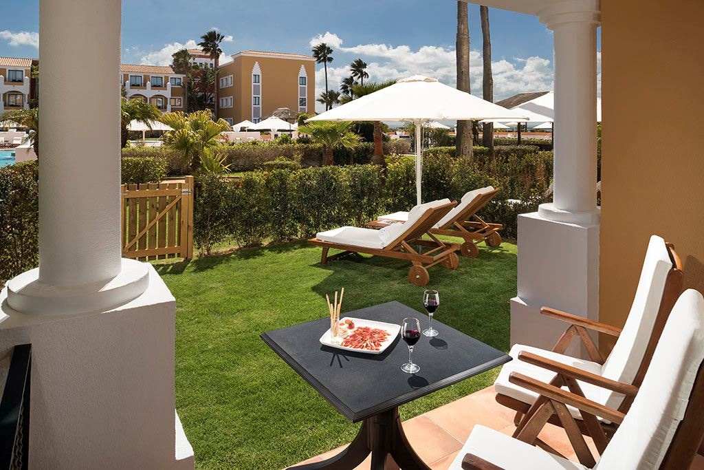 rooms-e2t-double-red-level-pool-access