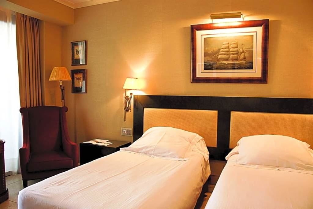 rooms-single-room-with-balconny