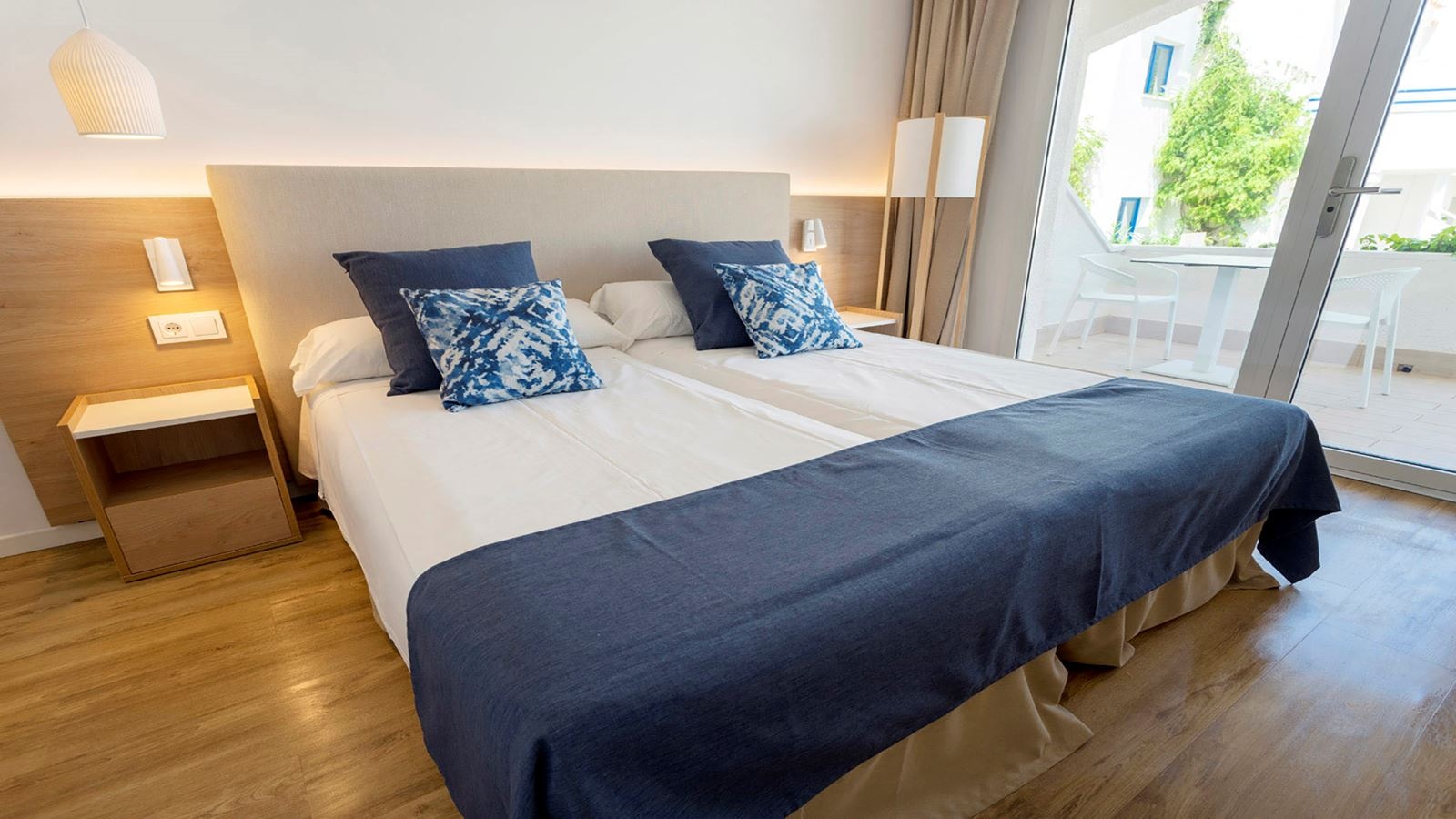 rooms-double-pool-view