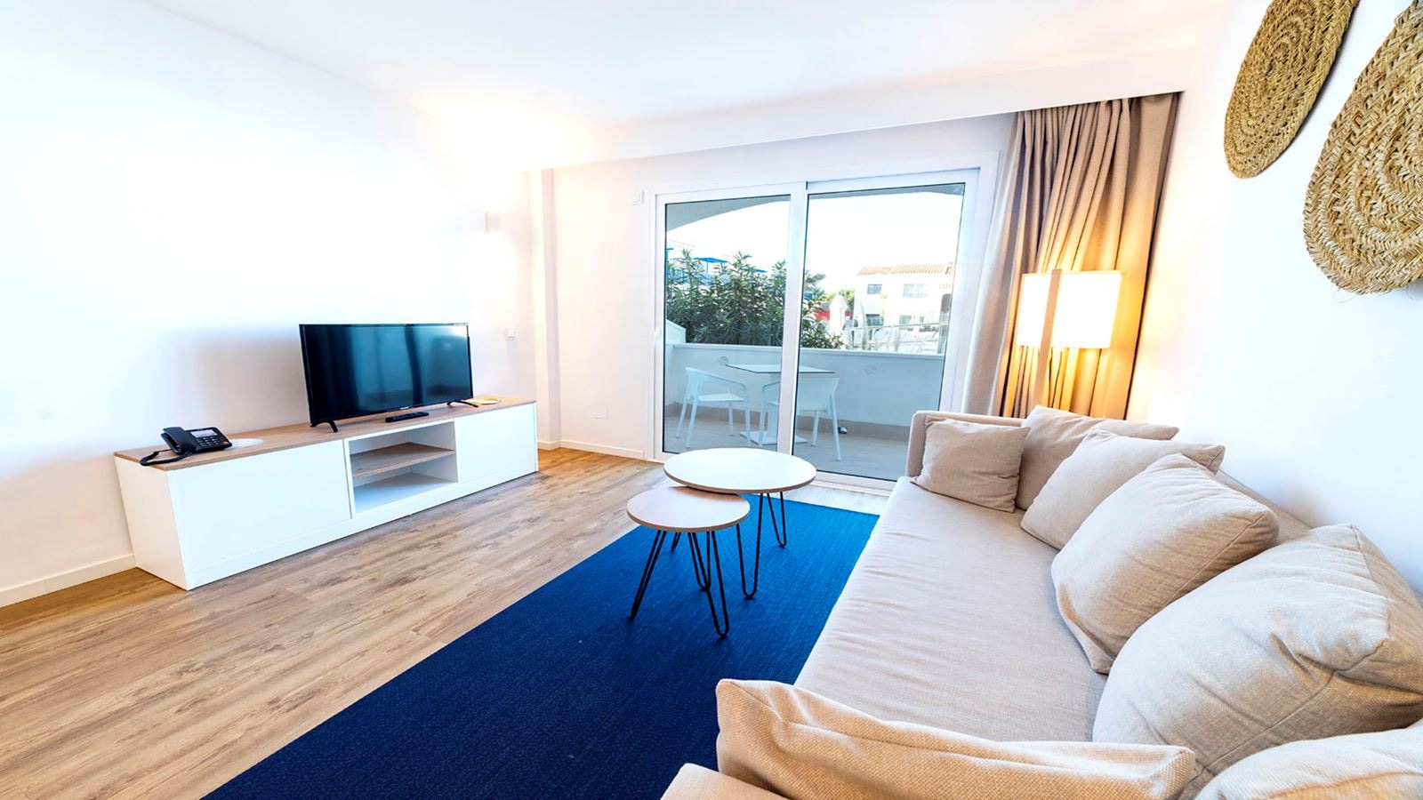 rooms-suite-lateral-sea-view-balcony-or-terrace