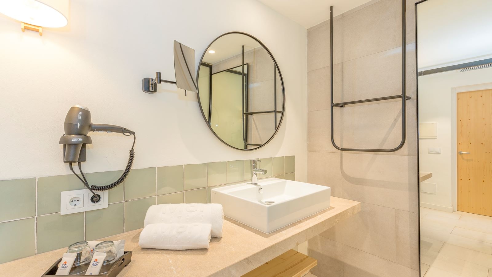 rooms-suite-pool-view-balcon-or-terrace