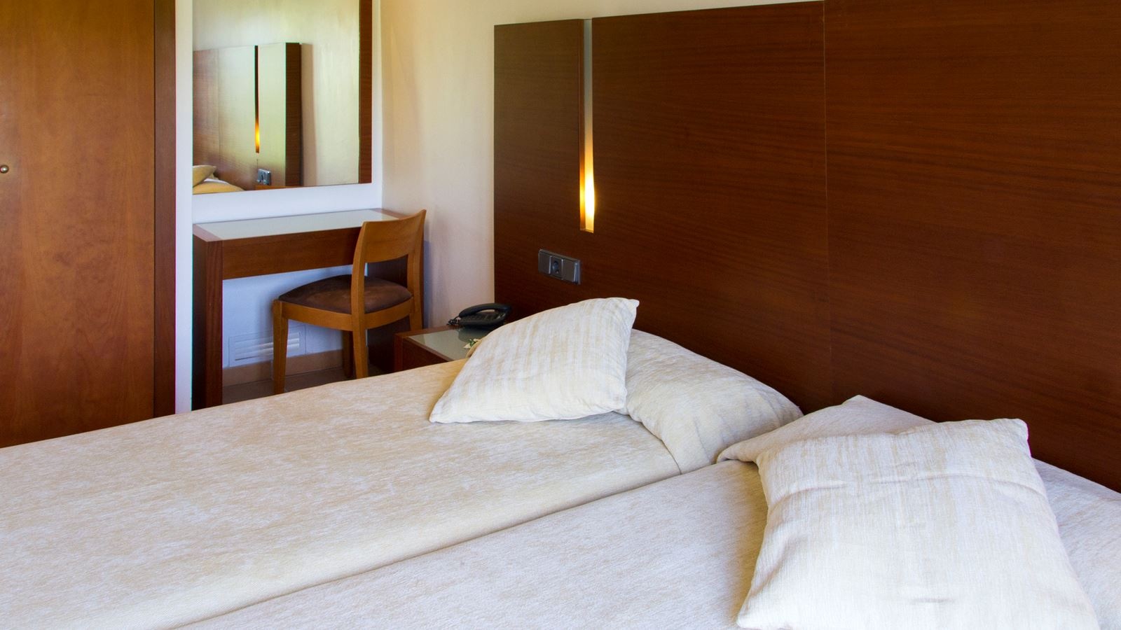 rooms-apartment--balcony-or-terrace