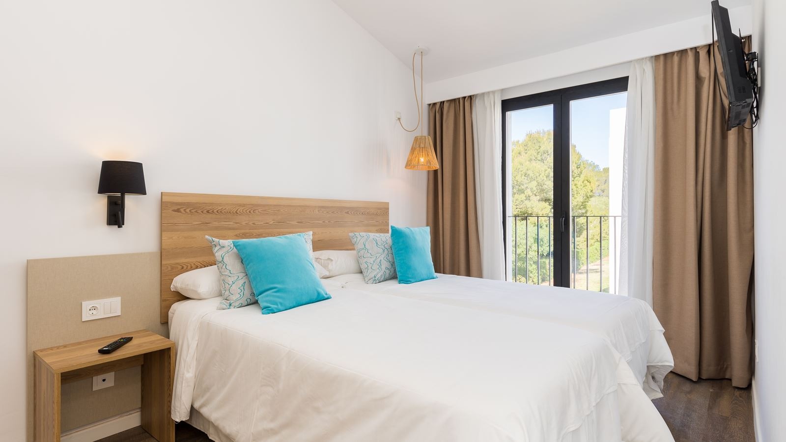 rooms-apartment-2-bedrooms--balcony-or-terrace