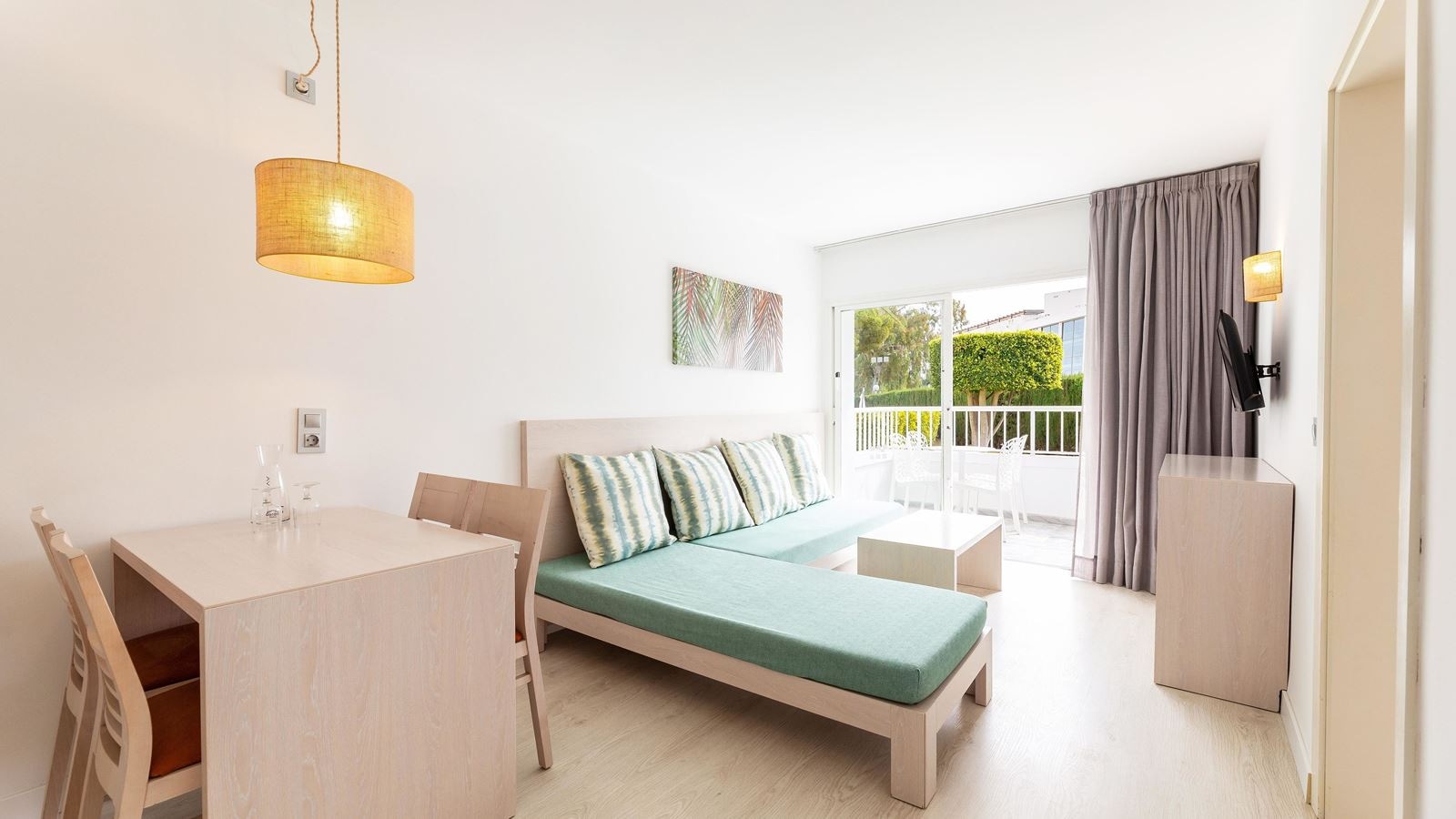 rooms-apartment-balcony-or-terrace