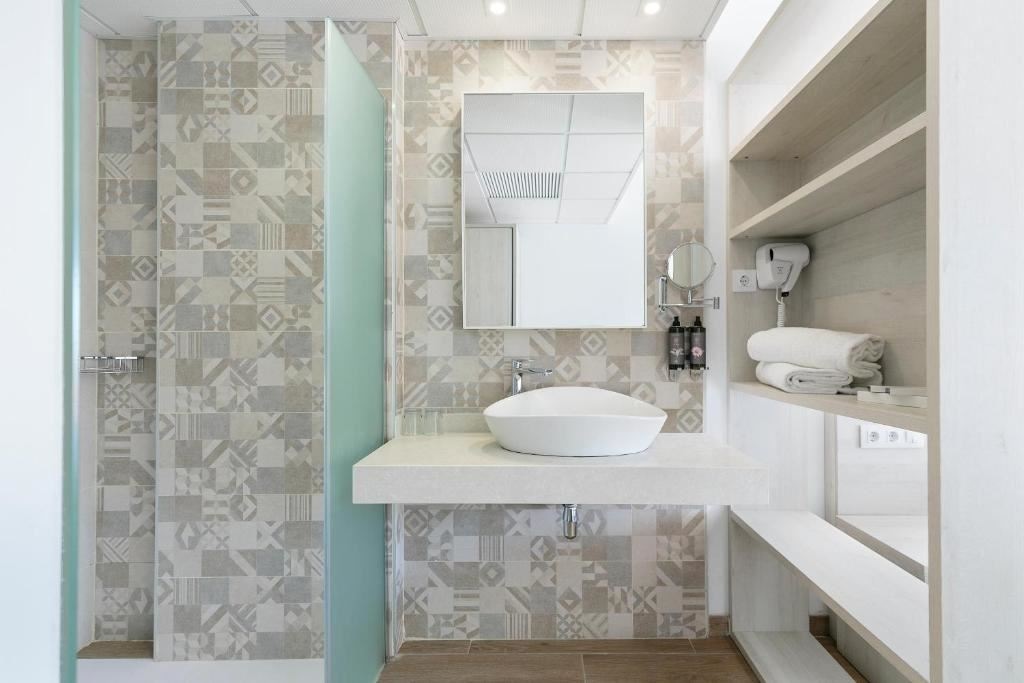 rooms-triple-pool-view