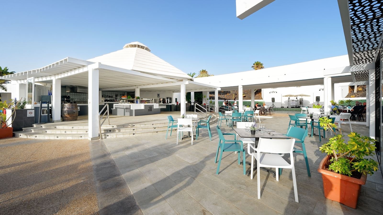 restaurants-la-geria-pool-bar