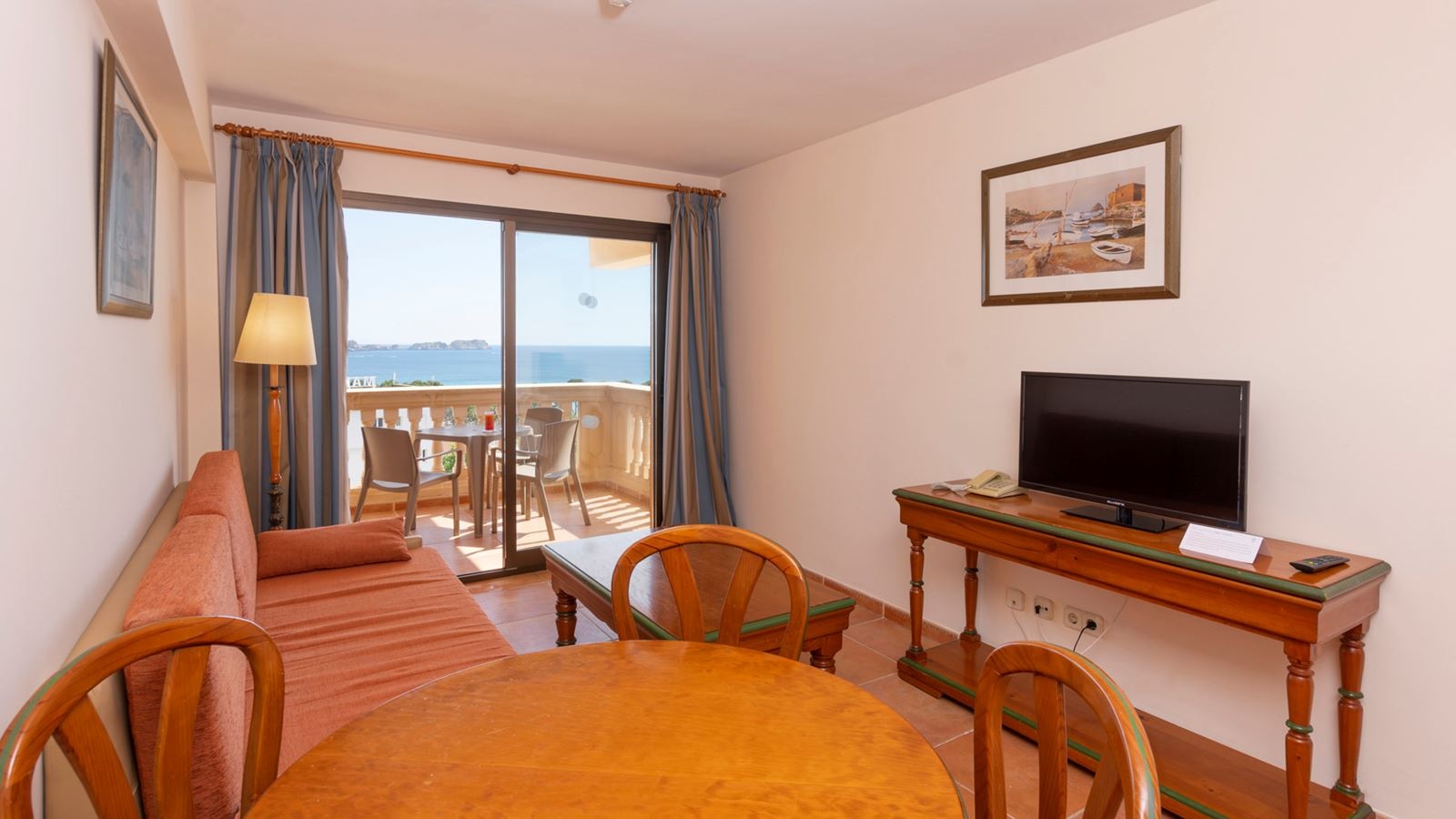 rooms-apartment-with-balcony-or-terrace