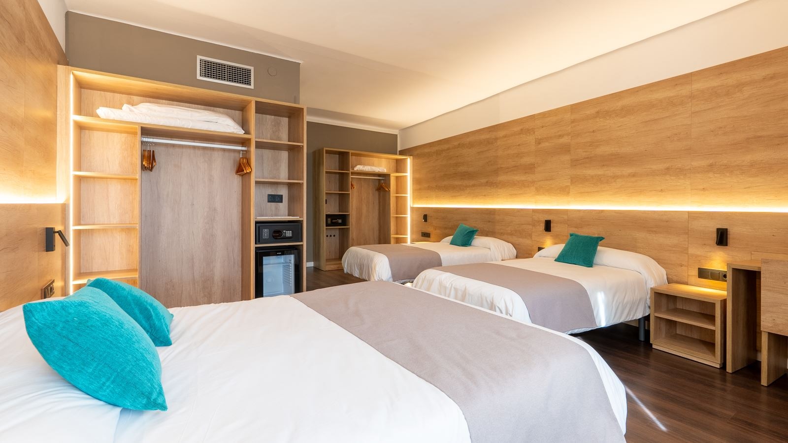 rooms-quadruple-superior-room