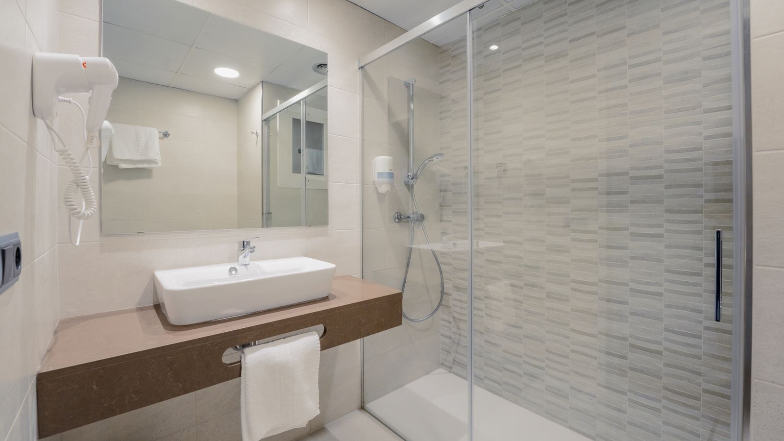 rooms-quadruple-superior-room