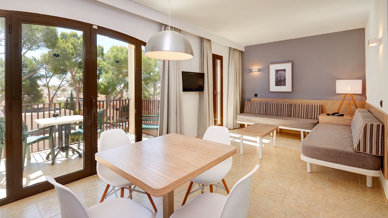 rooms-apartment-one-bedroom-with-terrace