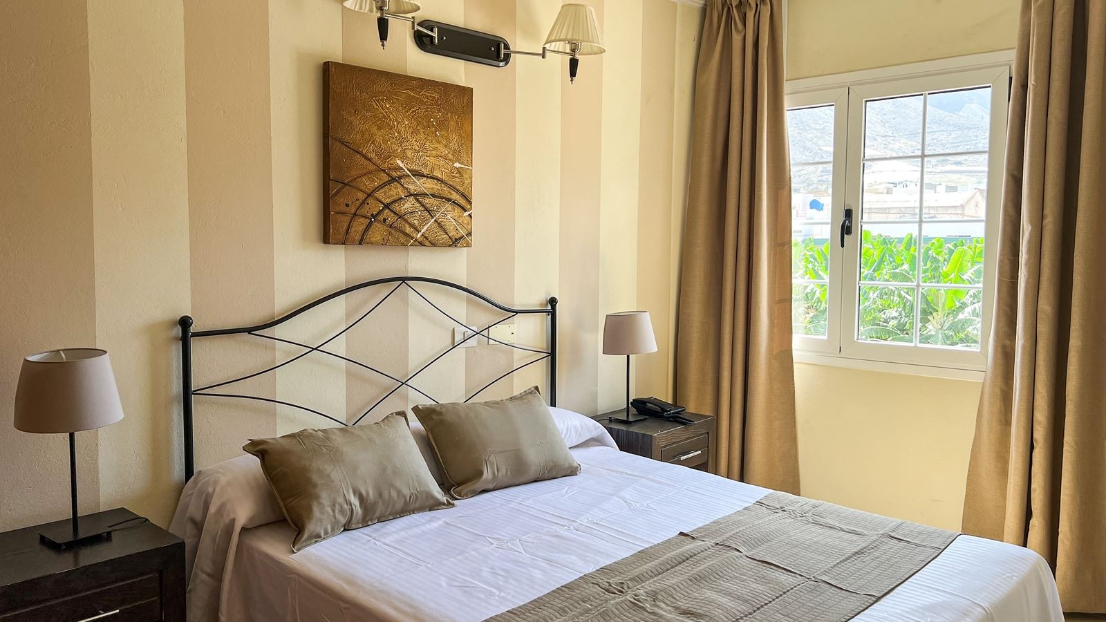 rooms-one-bedroom-suite-with-balcony-or-terrace