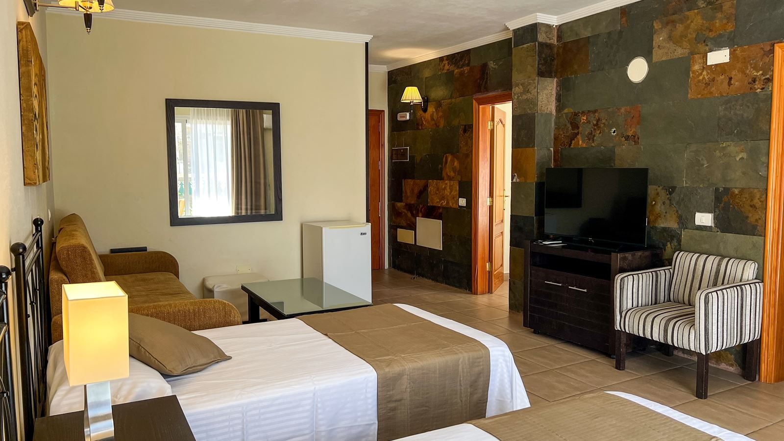 rooms-one-bedroom-suite-with-balcony-or-terrace