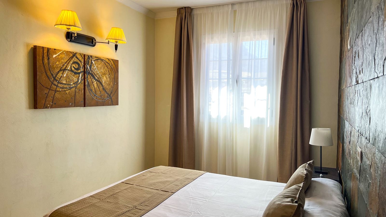 rooms-double-standard-room-with-balcony-or-terrace