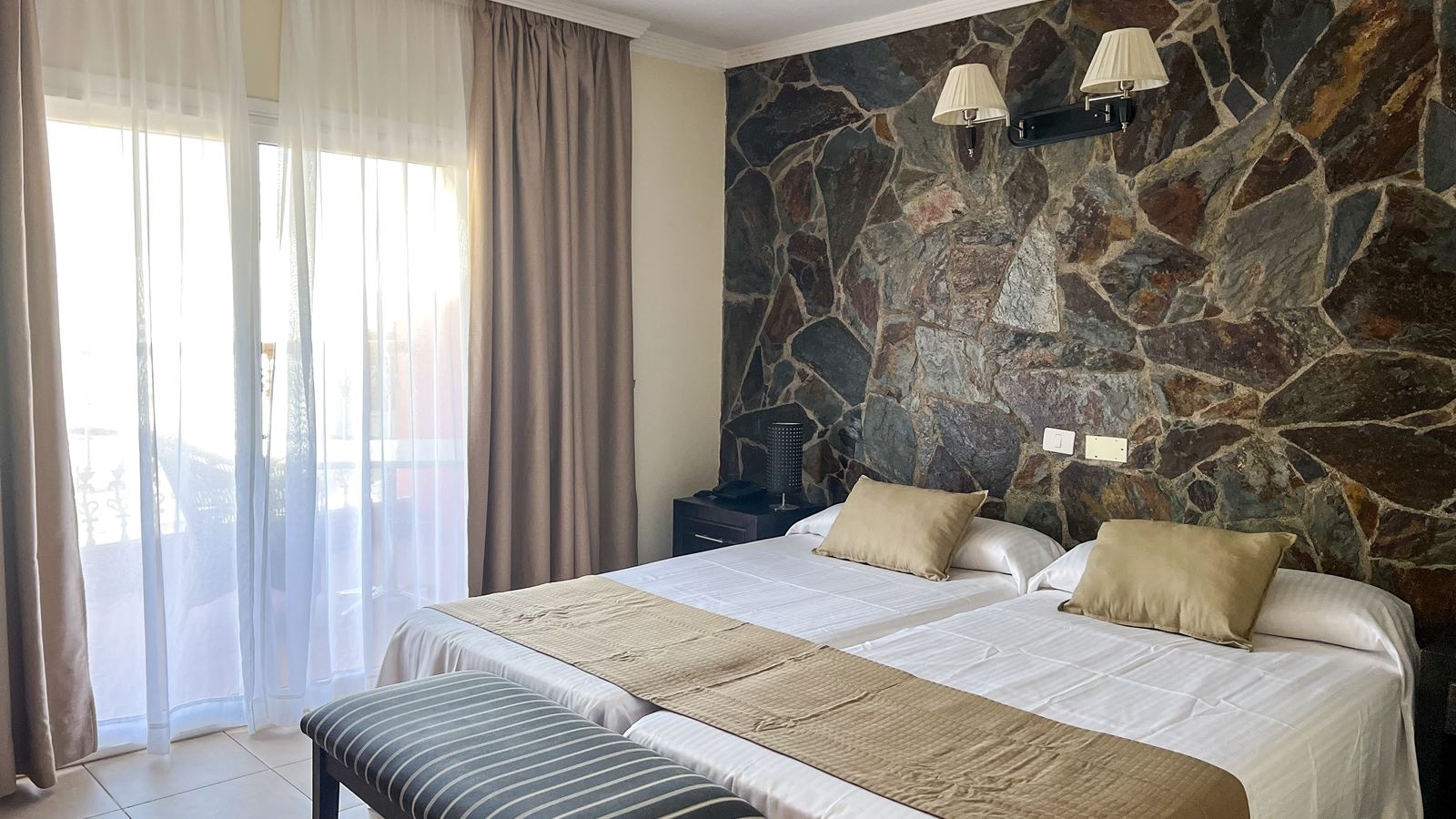 rooms-junior-suite-with-balcony-or-terrace