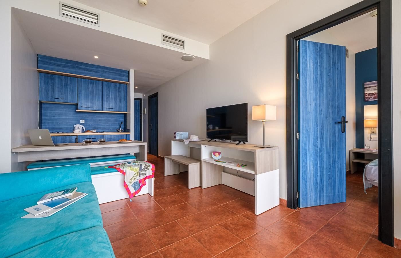 rooms-uv--master-suite-sea-view-with-terrace