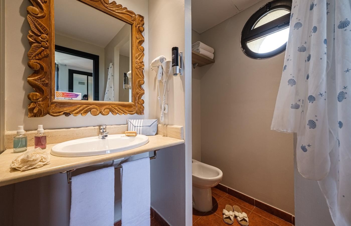 rooms-uv--master-suite-sea-view-with-terrace