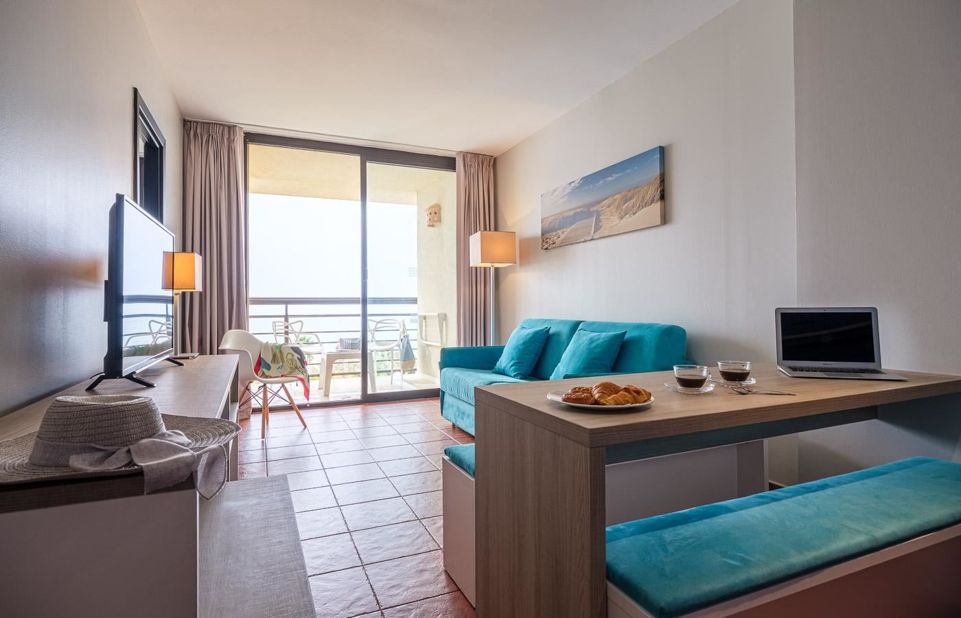 rooms-uv--master-suite-sea-view-with-terrace