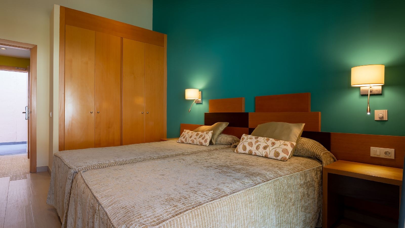 rooms-1-bedroom--apartment-with-balcony-or-terrace