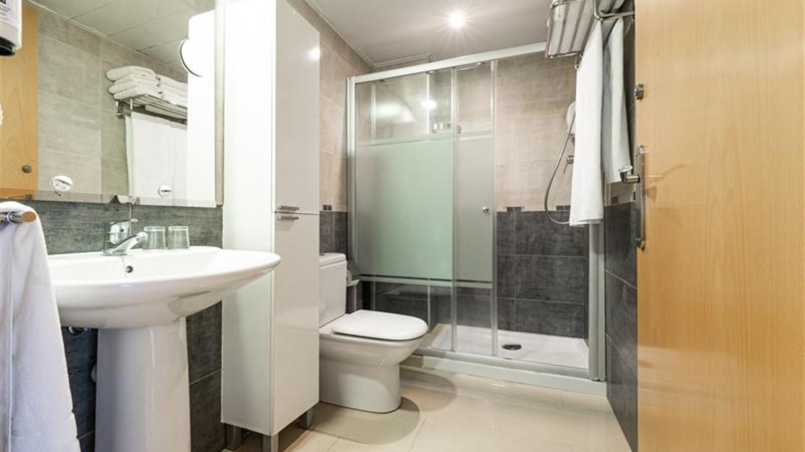 rooms-apartment-2-bedroom-with-balcony