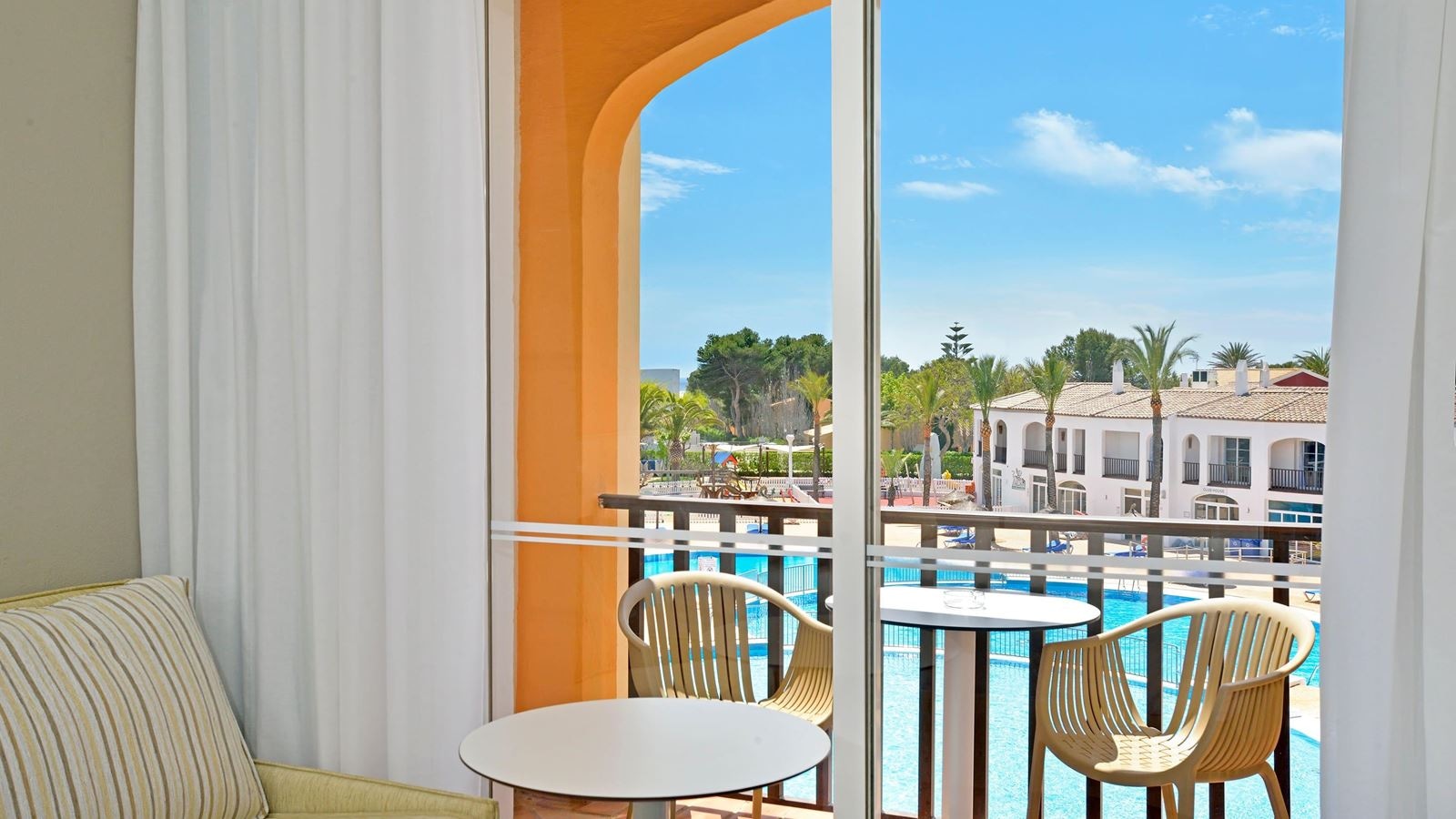 rooms-double-room-pool-view