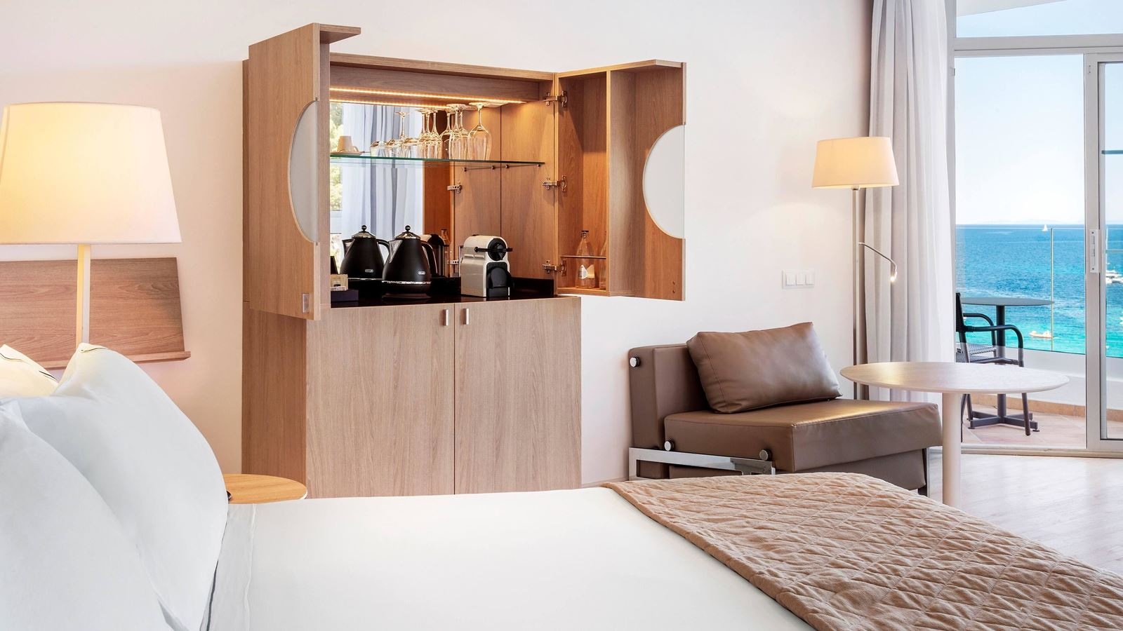 rooms-junior-suite-the-level-cala-galdana-view