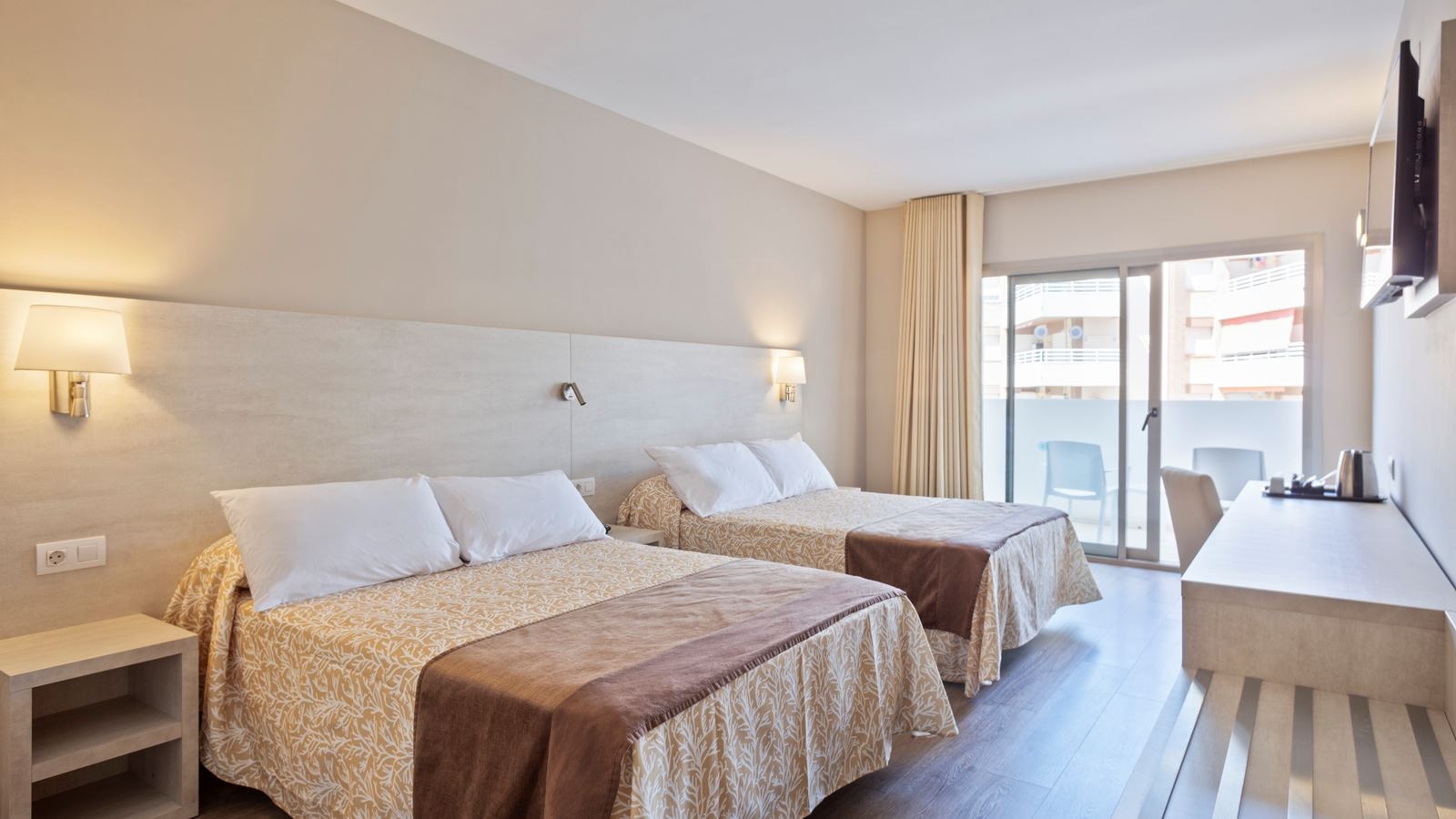 rooms-double-standard-with-balcony-or-terrace